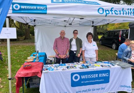 Ehrenamtliche Mitarbeiter*innen der Außenstelle Herne an einem Informationsstand